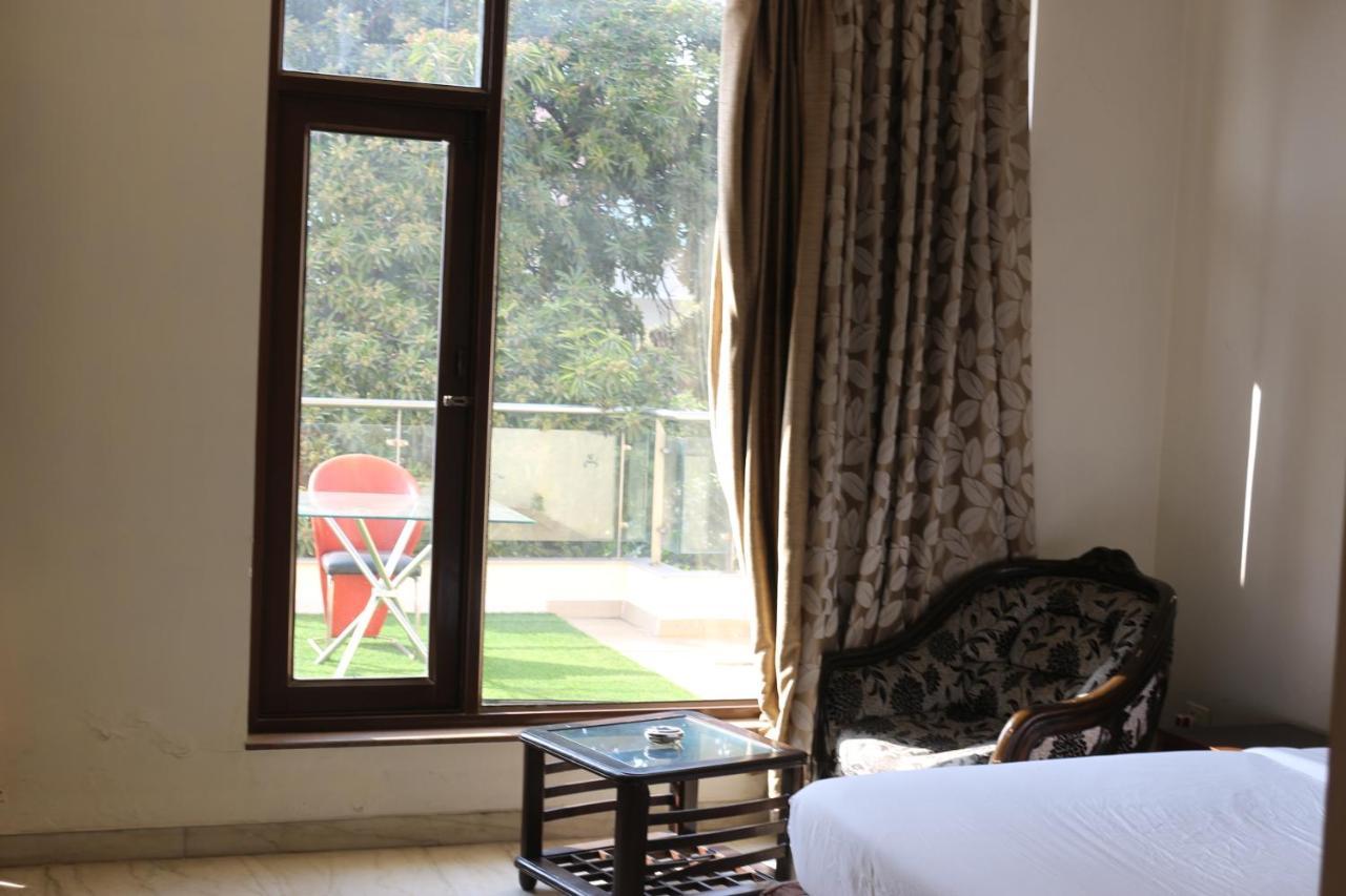 Lime Tree Hotel Sushant Lok Gurgaon Sector 29 Next To Iffco Chowk Metro Exterior photo